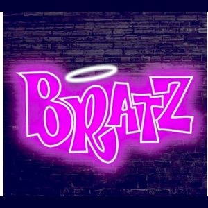 I’m selling a bratzs shirt 💜💜💜